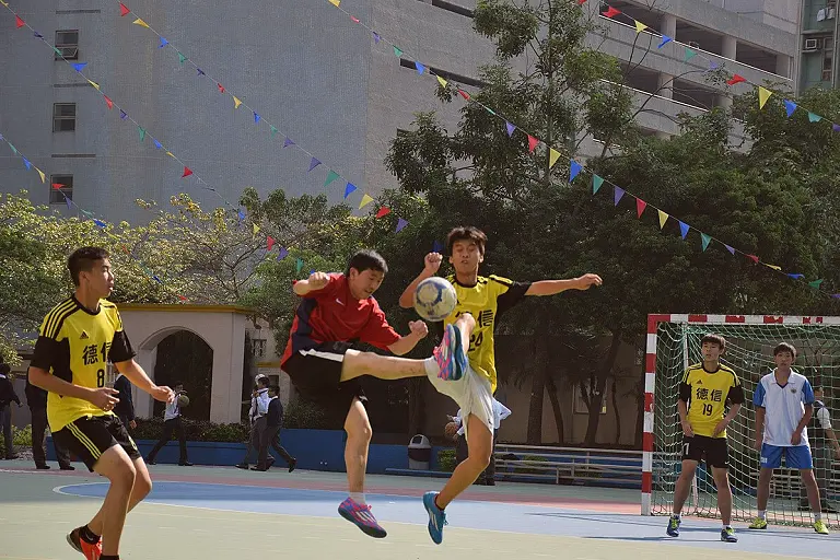 学校操场与职业训练基地相邻的外景，两批球员各自训练（单次训练的内容编排不同）